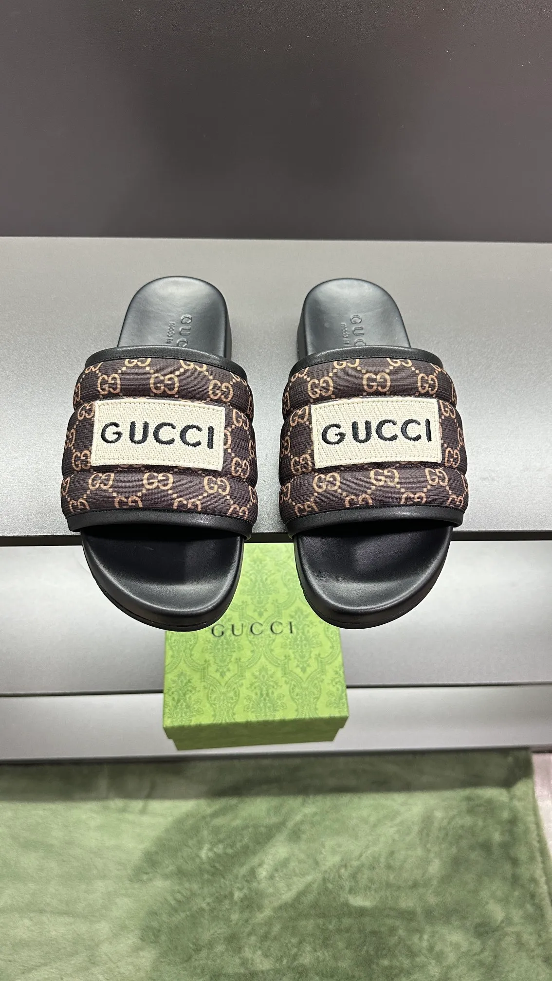[G Family Couple Style] P: 300💰Female size 36~40 Men's size 39~45, (46. Custom-made Unisex GG slippers This slipper is made of GG polyester fiber and is decorated with a Gucci label on the front, adding a striking logo feel to the style. Beige GG recycled polyester fiber Unisex leather trim "Gucci Made in Italy" embroidered label Rubber sole Flat Made in Italy
